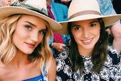 Người mẫu Rosie Huntington-Whiteley (trái) khoe ảnh cùng em gái trên Instagram.