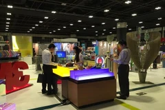 Khách tham quan tại một gian hàng về công nghệ 3D tại Triển lãm ngày 5/11.(Ảnh: Mỹ Bình/Vietnam+)