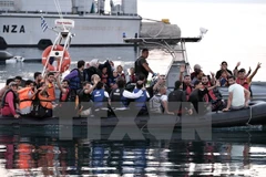 Người di cư Syria trên các xuồng cứu sinh sau khi được lực lượng cứu hộ kéo vào đảo Kos. (Nguồn: AFP/TTXVN)