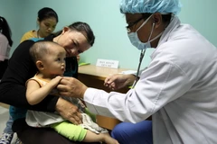 Khám sức khỏe cho các trẻ em trước khi đưa vào phòng phẫu thuật. (Ảnh: Mạnh Linh/TTXVN)