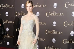 Những bộ cánh tuyệt mỹ ngoài đời của "Lọ Lem" Lily James