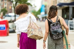 Một đôi bạn Á - Phi với hai kiểu tóc đặc trưng.