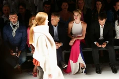 Doutzen Kroes nổi bật trên hàng ghế đầu tại show diễn Xuân Hè 2016 của Annelie Schubert.