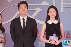 Sơ tán các nạn nhân khỏi khu vực nguy hiểm sau vụ nổ ở Thiên Tân ngày 15/8. (Nguồn: THX/TTXVN)