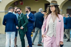 Những bộ suit nhiều sắc màu như hồng phấn hay xanh ngọc mang tới những điểm nhấn ngọt ngào dành cho phái đẹp.