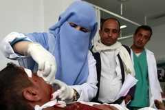 Nạn nhân bị thương trong các cuộc không kích của liên quân được điều trị tại bệnh viện ở thủ đô Sanaa. (Nguồn: AFP/TTXVN)