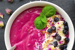 Muốn làm sinh tố củ cải đỏ thì bạn phải luộc củ cải khoảng 30-45 phút, rồi xay cùng sữa đậu nành và chuối. Sau đó, trang trí thêm các loại quả tùy thích. 