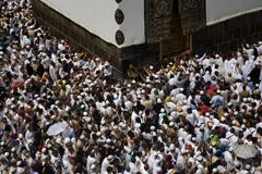Các tín đồ Hồi giáo hành lễ tại Nhà thờ Lớn ở thánh địa Mecca ngày 20/9. (Nguồn: AFP/TTXVN)