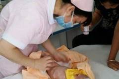 Trung Quốc: Bắt giữ gia đình bỏ rơi bé sơ sinh bị sứt môi