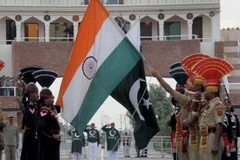 Buổi lễ chào cờ hai nước Pakistan-Ấn Độ tại biên giới hai nước. (Nguồn: AFP)