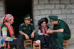 Các chiến sỹ Biên phòng tỉnh Hà Giang trong một buổi thăm hỏi và tuyên truyền tới bà con người dân tộc xã Bạch Đích, huyện Yên Minh, tỉnh Hà Giang. (Ảnh: Đỗ Bình/TTXVN)
