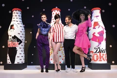 Nhà thiết kế Marc Jacobs mang tới 3 mẫu chai cho Diet Coke cùng 3 thiết kế được phát triển từ những mẫu chai này.