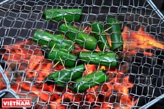 Món chả trâu cuộn lá bưởi nướng than hoa có vị thơm thơm, ngầy ngậy rất lạ.