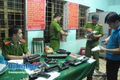 Công an huyện Tư Nghĩa kiểm tra lô hàng. (Nguồn: baoquangngai)