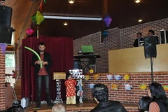 Biểu diễn ảo thuật trong chương trình “Ngày hội gia đình và Tết." (Ảnh: Hương Giang/Vietnam+)