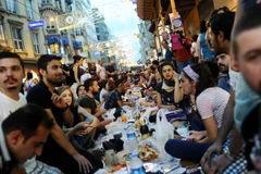 Các tín đồ Hồi giáo ăn chay trong tháng lễ Ramadan. (Nguồn: THX/TTXVN)