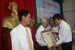 Quang cảnh buổi trao tặng. (Ảnh: Thanh Tân/TTXVN)