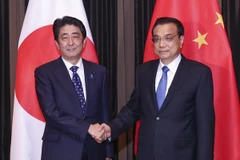 Thủ tướng Lý Khắc Cường và người đồng cấp Nhật Bản Shinzo Abe tại buổi gặp. (Nguồn: Xinhua)