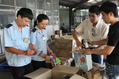 Kiểm tra hàng hóa nhập khẩu tại Chi cục Hải quan sân bay quốc tế Nội Bài. (Nguồn: TTXVN)