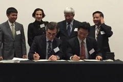 Lễ ký MOU giữa Giám đốc Bệnh viện quân y 175 Nguyễn Hồng Sơn với giáo sư Bruce Robinson, Hiệu trưởng Trường Y, Đại học Sydney. (Ảnh: Khánh Linh/Vietnam+)