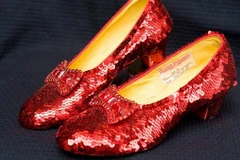 Chiêm ngưỡng năm món đồ thời trang đắt giá nhất trong phim ảnh