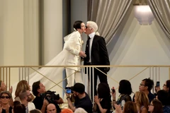 Kendall Jenner xuất hiện cuối show Haute Couture Thu Đông 2015 của Chanel.