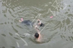 Thanh niên đi câu cá cứu sống một cô gái nhảy xuống sông tự tử 