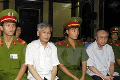 Bị cáo Vũ Quốc Hảo (trái) và bị cáo Đặng Văn Hai tại phiên tòa xét xử sơ thẩm năm 2013. (Ảnh: Hoàng Hải/TTXVN)