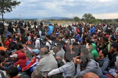 Người di cư chờ đợi tại thị trấn biên giới Idomeni, miền bắc Hy Lạp. (Nguồn: AFP/TTXVN)