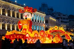 Ngày 4/12/2024, tại Kỳ họp thứ 19 của Ủy ban Liên chính phủ Công ước 2003 về bảo vệ di sản văn hóa phi vật thể của UNESCO diễn ra tại thủ đô Asunción của Paraguay, “Tết Nguyên đán - tập tục xã hội đón mừng năm mới truyền thống của người Trung Quốc” chính thức được đưa vào danh sách Di sản văn hóa phi vật thể đại diện cho nhân loại. Trong ảnh: Trang hoàng đón Tết Nguyên đán tại Macau, Trung Quốc. (Ảnh: THX/TTXVN)