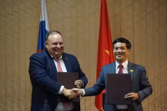 Ký thỏa thuận gia nhập Hiệp hội giữa đại diện FU và trường Đại học Kinh tế - Đại học Quốc gia Hà Nội. (Ảnh: Duy Trinh/PV TTXVN tại LB Nga)