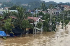 Nhiều ngôi nhà gần bờ sông ở khu vực thành phố Cao Bằng bị ngập sâu trong nước. (Ảnh: Quốc Đạt/TTXVN)