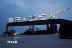 Biểu tượng của Tập đoàn SpaceX tại cổng vào trung tâm vũ trụ Brownsville ở Texas, Mỹ. (Ảnh: Reuters/TTXVN)
