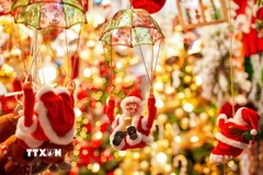 "Ông già Noel leo dây, nhảy dù" là một sản phẩm mới và độc đáo của mùa Giáng sinh năm nay. (Ảnh: Khánh Hoà/TTXVN)