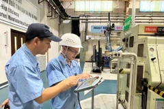 Công nhân Hà Nôi áp dụng công nghệ trong sản xuất. (Ảnh: Minh Nghĩa/Vietnam+)