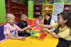 Các bệnh nhi thích thú vui chơi tại “Không gian cho em 2”. (Ảnh: Mai Trang/TTXVN)