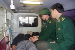 Quân y Bộ đội Biên phòng tỉnh Bình Định khám sức khỏe ban đầu cho thuyền viên người nước ngoài. (Nguồn: báo Bình Định)