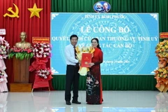 Bí thư Tỉnh ủy Bình Phước Nguyễn Mạnh Cường trao quyết định bổ nhiệm Bí thư thành phố Đồng Xoài cho bà Phạm Thị Bích Thủy. (Ảnh: TTXVN phát)