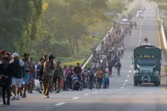 Những người di cư đi bộ ở miền nam Mexico, hướng về biên giới Mỹ. (Nguồn: AP)