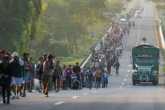 Những người di cư đi bộ ở miền nam Mexico, hướng về biên giới Mỹ. (Nguồn: AP)