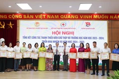 Các tập thể có thành tích xuất sắc trong công tác thanh thiếu niên Chữ thập đỏ trường học nhận khen thưởng. (Ảnh: Thanh Tùng/TTXVN)