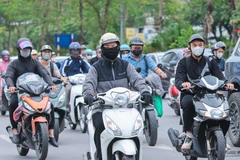 Không khí lạnh tràn về, người dân Hà Nội "trang bị" thêm áo ấm 