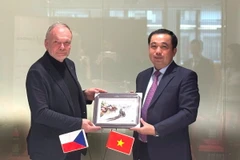 Ủy viên Trung ương Đảng, Bí thư Tỉnh ủy Hải Dương Trần Đức Thắng tặng quà lưu niệm cho đại diện Đoàn công tác Cộng hòa Séc. (Nguồn: Báo Hải Dương)