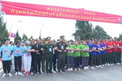 Sỹ quan trẻ lực lượng bảo vệ biên giới Việt Nam-Lào tham gia chạy việt dã xuyên biên giới. (Ảnh: TTXVN phát)