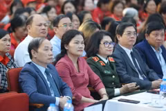 Phó Tổng Giám đốc Nguyễn Thị Sự và các đại biểu dự chương trình. (Ảnh: Thanh Tùng/TTXVN)