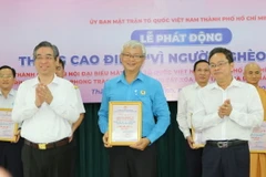 Ông Nguyễn Phước Lộc, Phó Bí thư Thành ủy Thành phố Hồ Chí Minh đón nhận ủng hộ Quỹ “Vì người nghèo” năm 2024 và trao thư cảm ơn các tập thể, cá nhân tại lễ phát động. (Ảnh Thanh Vũ/TTXVN)