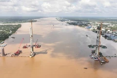 Thi công cầu Rạch Miễu 2. (Ảnh: TTXVN phát)