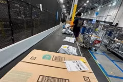 Kho hàng của Amazon. (Ảnh: Reuters/TTXVN)
