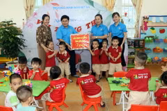 Lãnh đạo Liên đoàn Lao động tỉnh Nam Định trao quà cho Trường Mầm non Mỹ Xá, thành phố Nam Định, tỉnh Nam Định. (Ảnh: Nguyễn Lành/TTXVN)