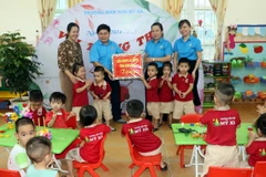 Lãnh đạo Liên đoàn Lao động tỉnh Nam Định trao quà cho Trường Mầm non Mỹ Xá, thành phố Nam Định, tỉnh Nam Định. (Ảnh: Nguyễn Lành/TTXVN)